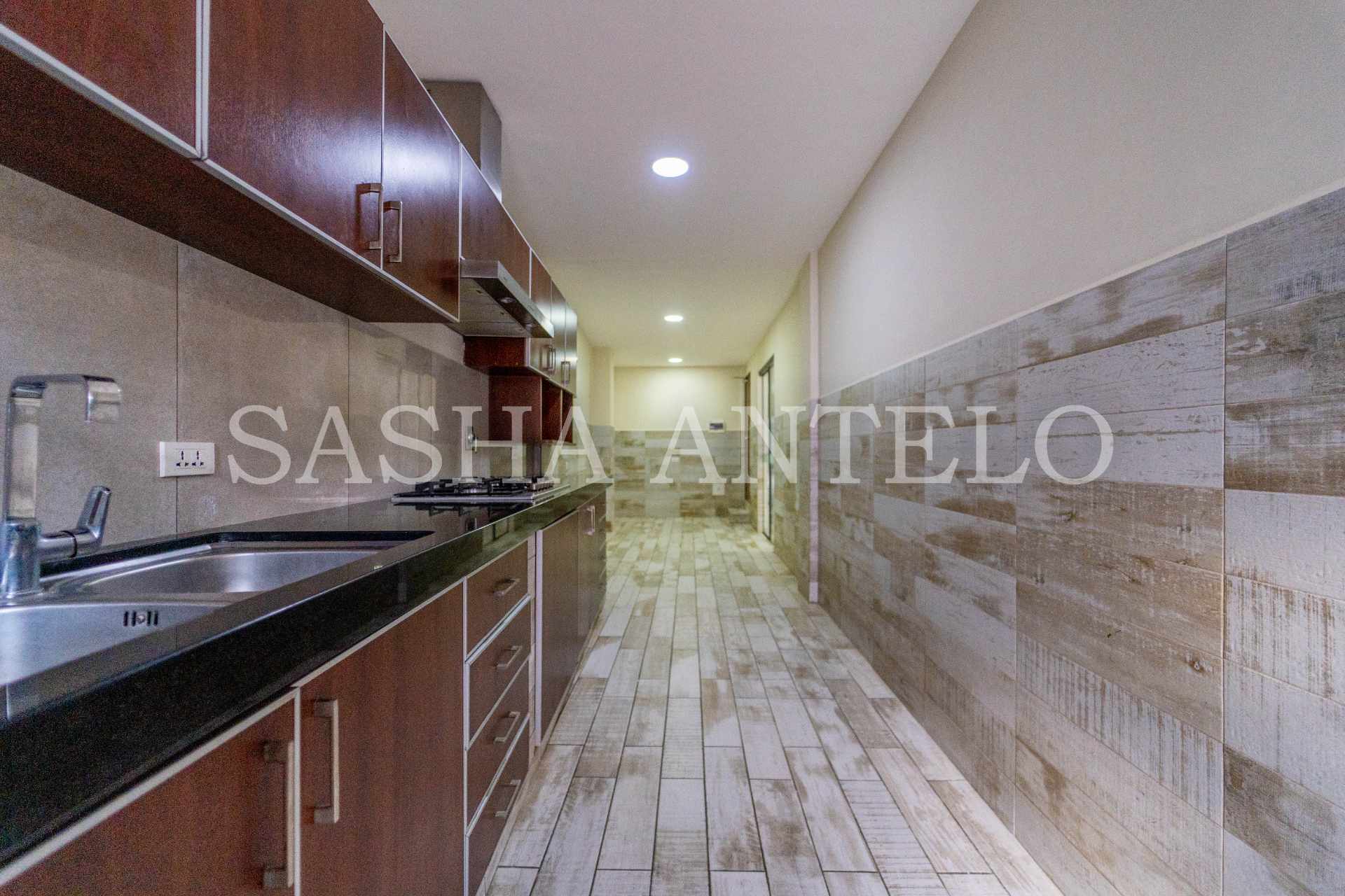 Casa en VentaCASA EN VENTA - 5° ANILLO ZONA NORTE BANZER 6 dormitorios 4 baños 3 parqueos Foto 5