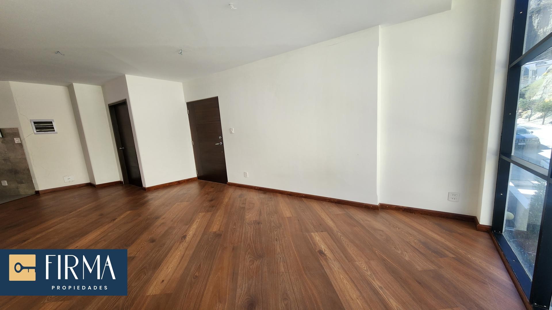 Departamento en VentaDEPARTAMENTO EN VENTA CON BALCON EN URBANIZACION PRIVADA FRANCIA, ACHUMANI Foto 2