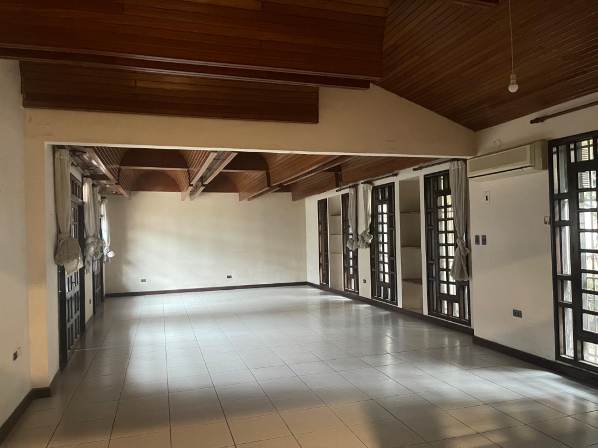 Casa Av Los Cusis zona Norte entre Beni y Banzer Foto 5