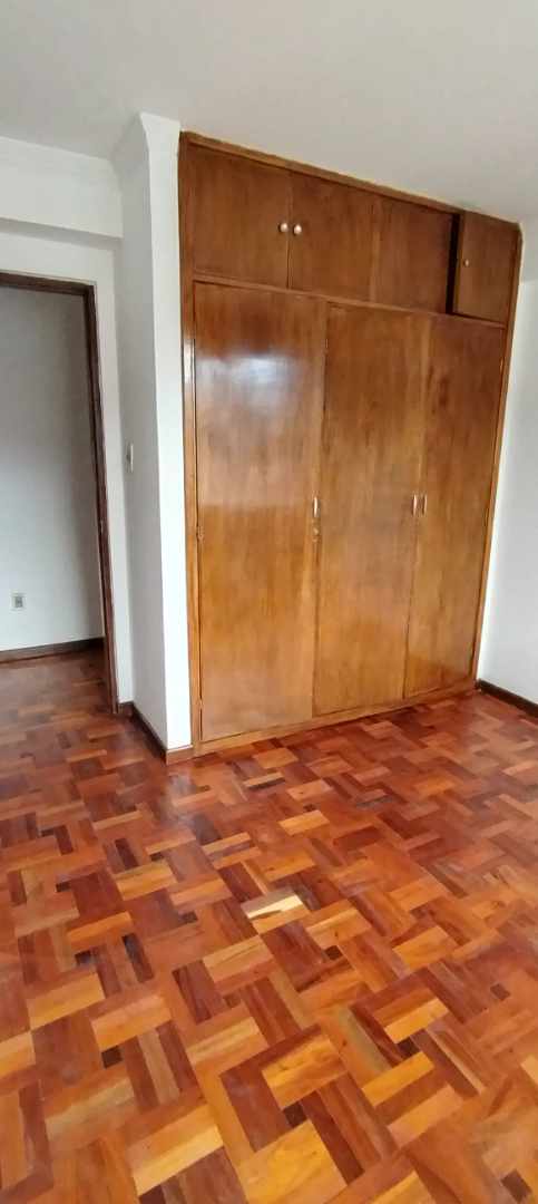 Departamento en AlquilerAV. ARCE  3 dormitorios 4 baños 1 parqueos Foto 5