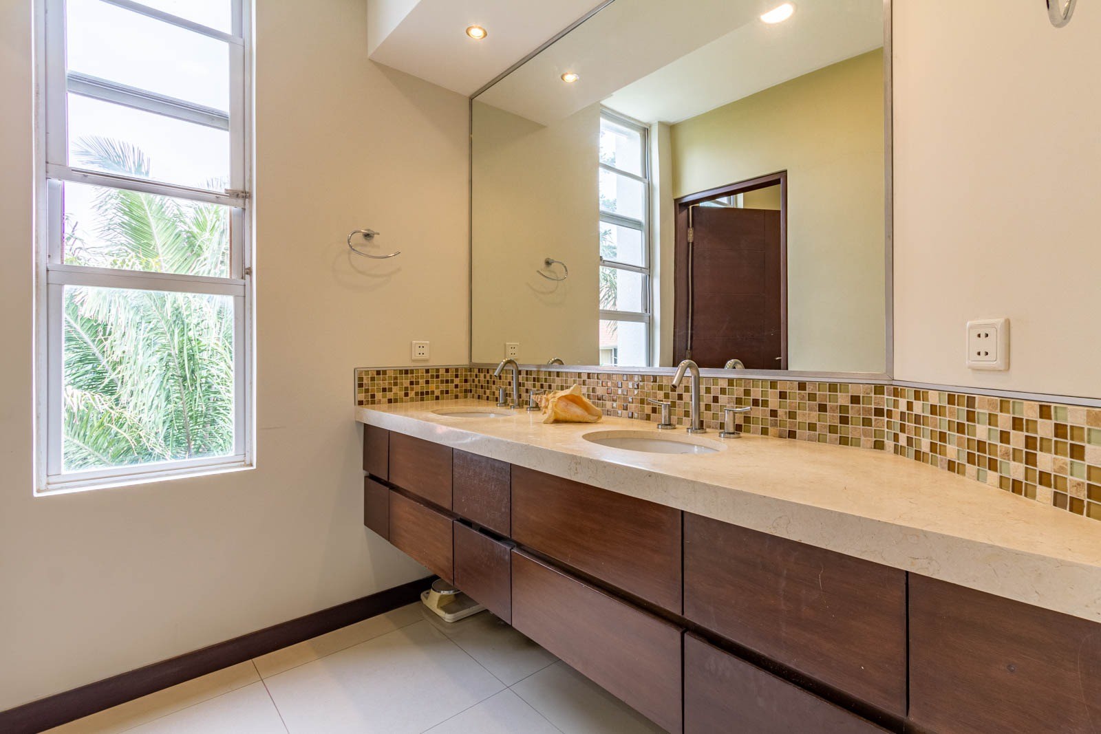 Casa URUBO CONDOMINIO JARDINES DEL URUBO 1
HERMOSA Y ELEGANTE AMOBLADA CASA EN ALQUILER !!!!
CON 4 HABITACIONES SUITE  Foto 10