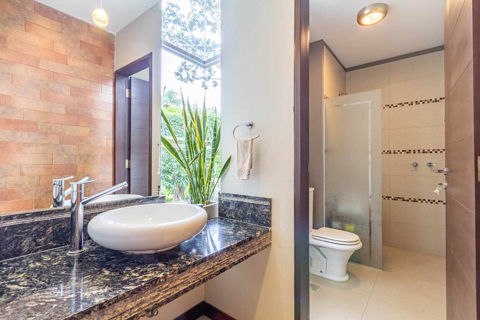 Casa URUBO CONDOMINIO JARDINES DEL URUBO 1
HERMOSA Y ELEGANTE AMOBLADA CASA EN ALQUILER !!!!
CON 4 HABITACIONES SUITE  Foto 7