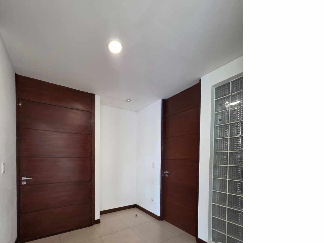 Departamento en AlquilerZona Norte 
6to. Anillo ( Av.Banzer y Beni)
Condominio Torres de  la Sierra 3 dormitorios 4 baños 1 parqueos Foto 28