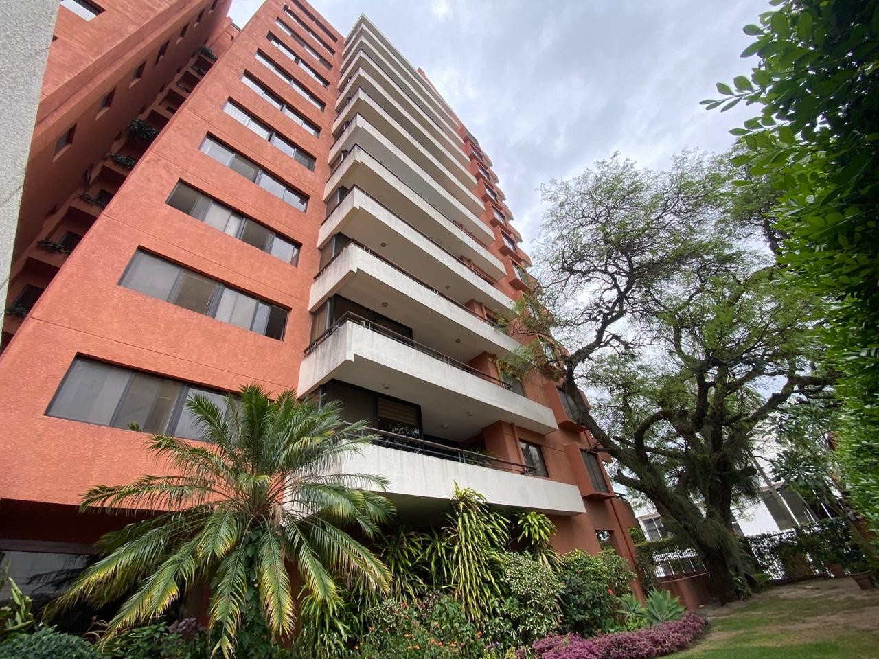 Departamento en Venta📍Av. La Salle, Edificio Mirador de Equipetrol. 3 dormitorios 3 baños 2 parqueos Foto 1