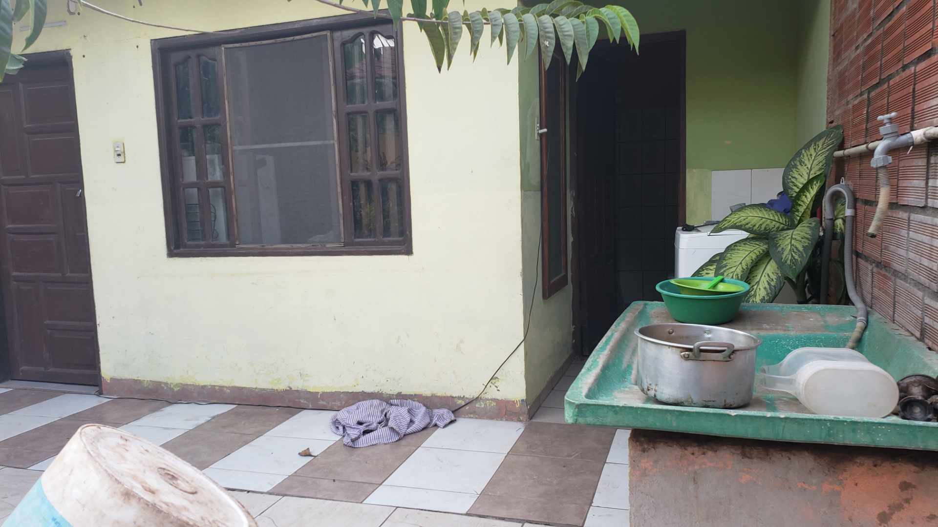 Casa en VentaBarrio los claveles a una cuandra del 9no anillo a dos cuadra de la parada de linea 92,63 es la sede al frente del barrio dorado, en la esquina de la av principal hay un gimnasio. casa amplia en ocasión. Foto 14