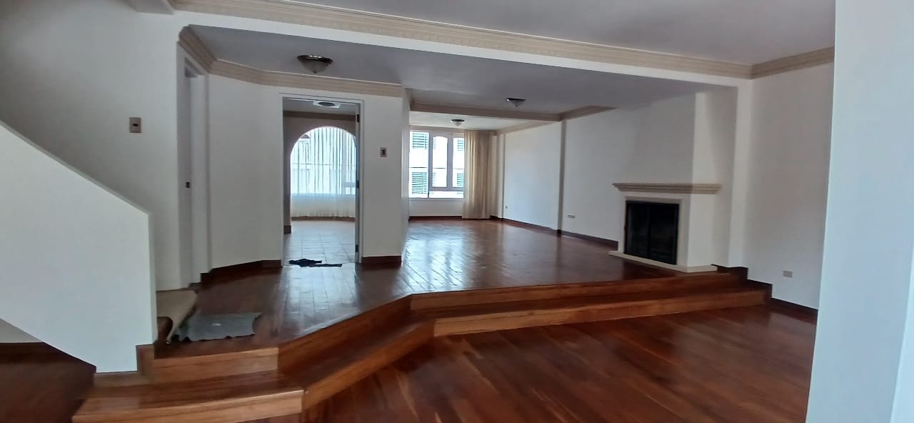 Casa en Achumani en La Paz 4 dormitorios 6 baños 2 parqueos Foto 4