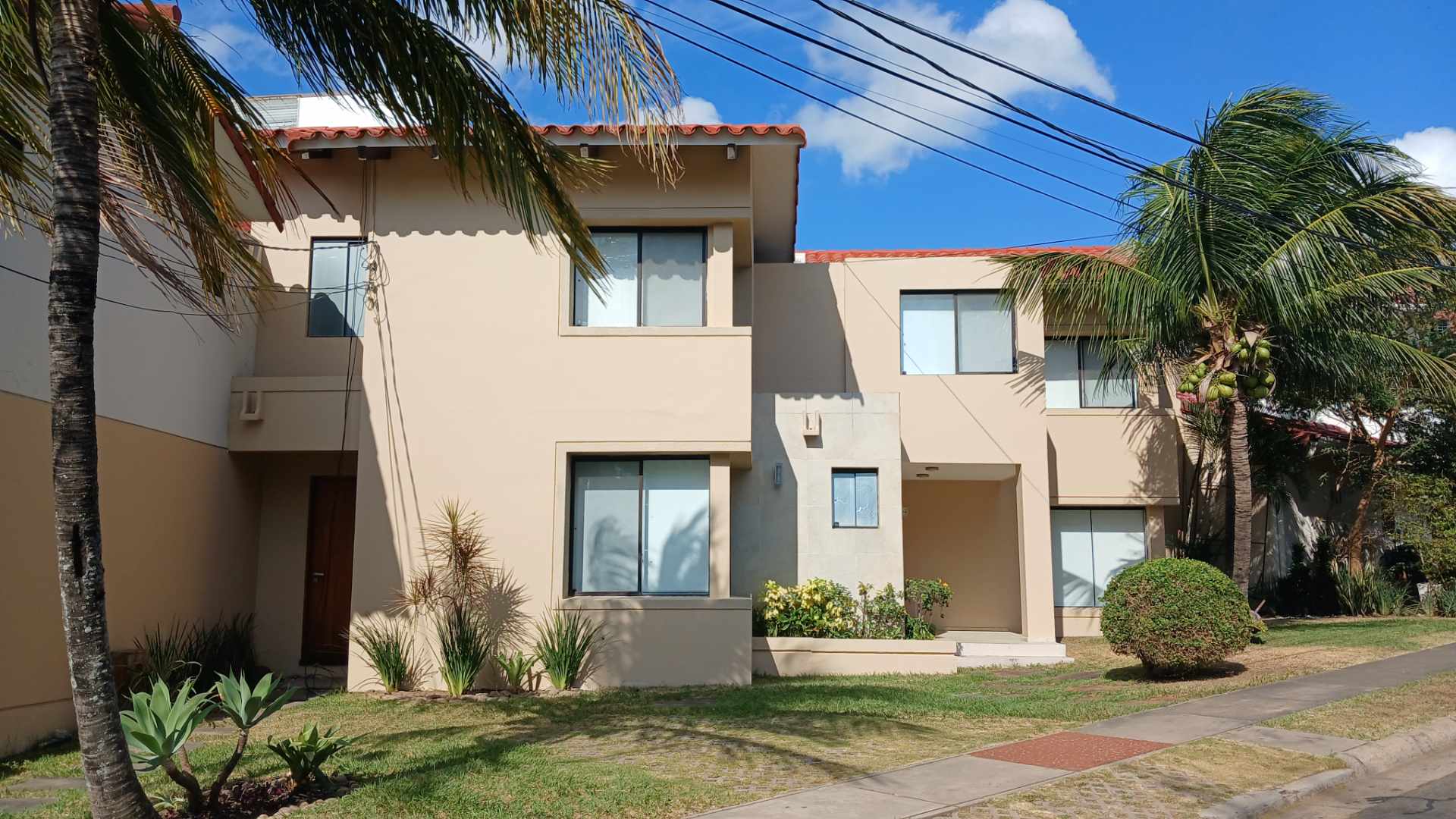 Casa en Entre 5to y 6to anillo Norte en Santa Cruz de la Sierra 4 dormitorios 4 baños 3 parqueos Foto 4