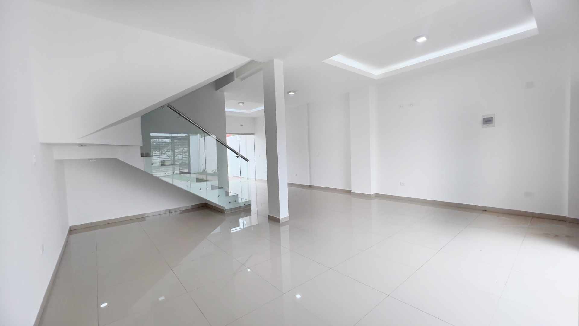 Casa en VentaCasa en venta Zona Av. Santos Dumont 3 dormitorios 3 baños 2 parqueos Foto 3