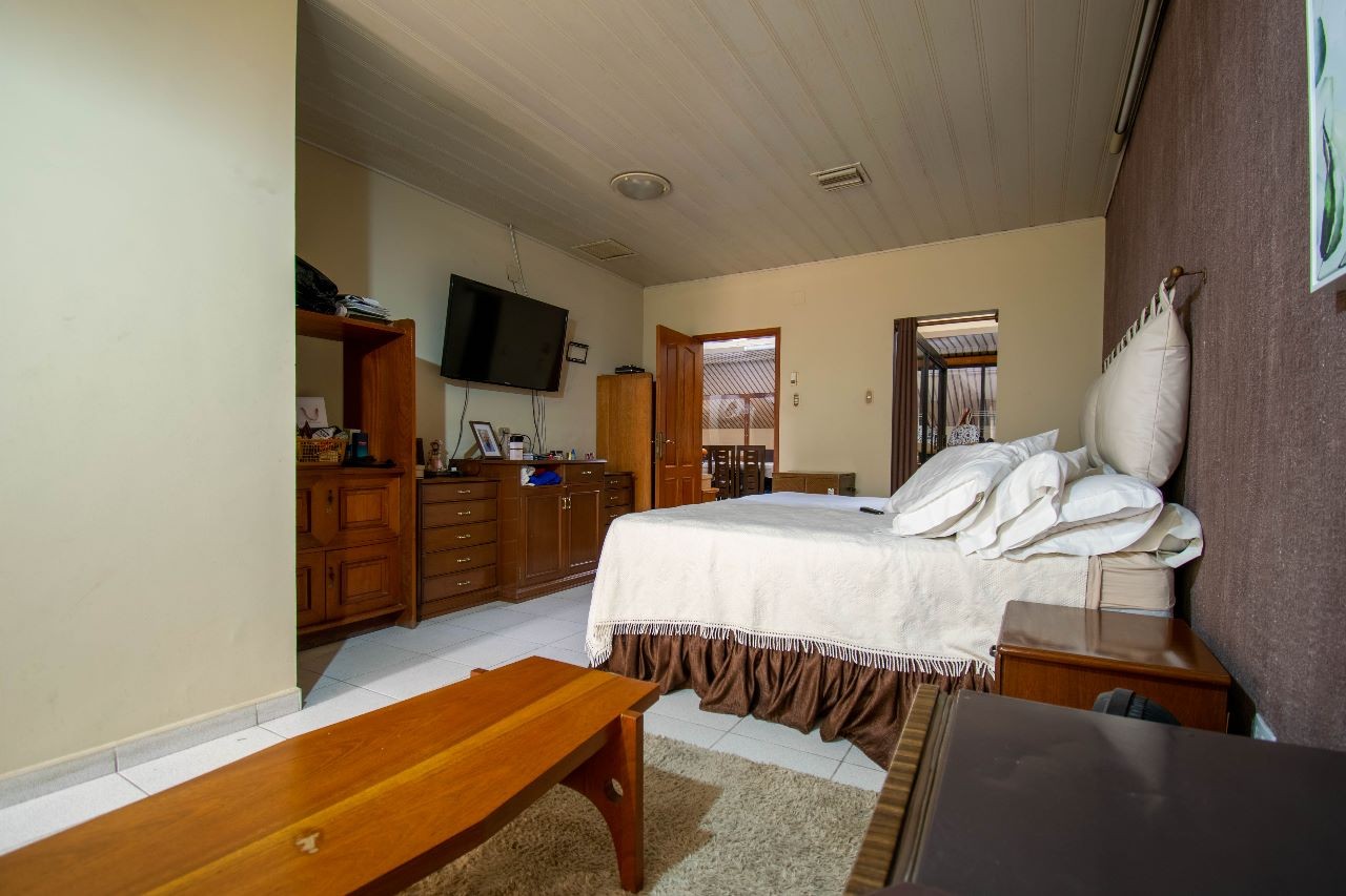 Oficina en AlquilerEquipetrol sobre 3er. anillo externo  5 dormitorios 5 baños 6 parqueos Foto 17