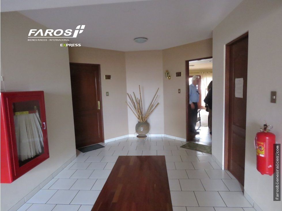 Departamento en VentaEXCLUSIVO DEPARTAMENTO EN VENTA EN EDIF. DE PRESTIGIO RECOLETA 3 dormitorios 3 baños 1 parqueos Foto 2