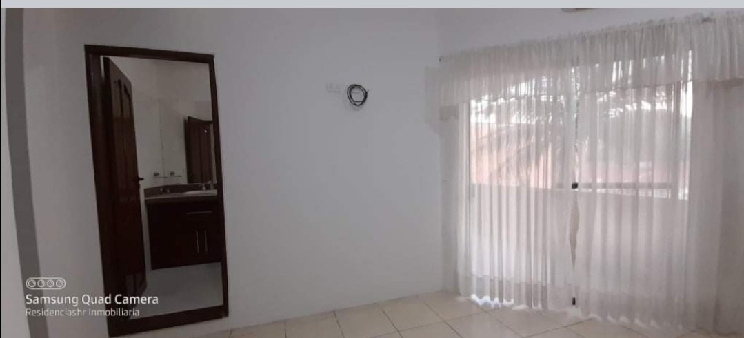 Casa EN VENTA 345. 300 $ o ALQUILER 1500$us
Av. Centenario 3 y 4 anillo. 
Linda Casa Amplia, Cómoda y Céntrica. 
Cerca de Universidades y Colegios.  Foto 5