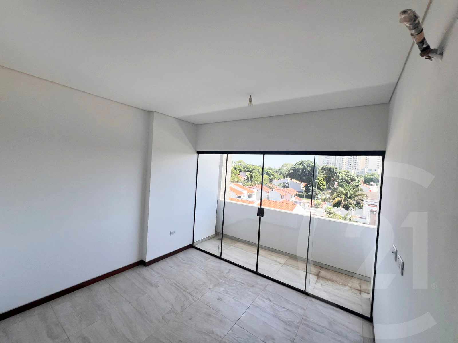 Departamento en Entre 2do y 3er anillo Este en Santa Cruz de la Sierra 2 dormitorios 3 baños  Foto 8