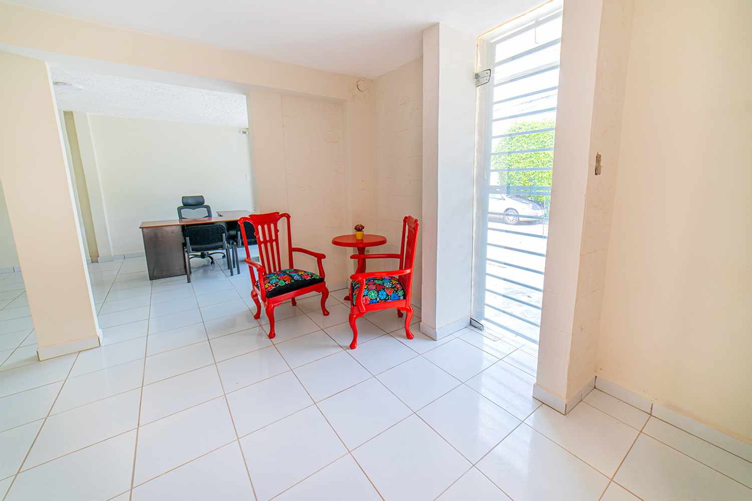 Oficina en AlquilerCalle Lima, Av Alemana 2do Anillo 1 dormitorios 2 baños 2 parqueos Foto 3