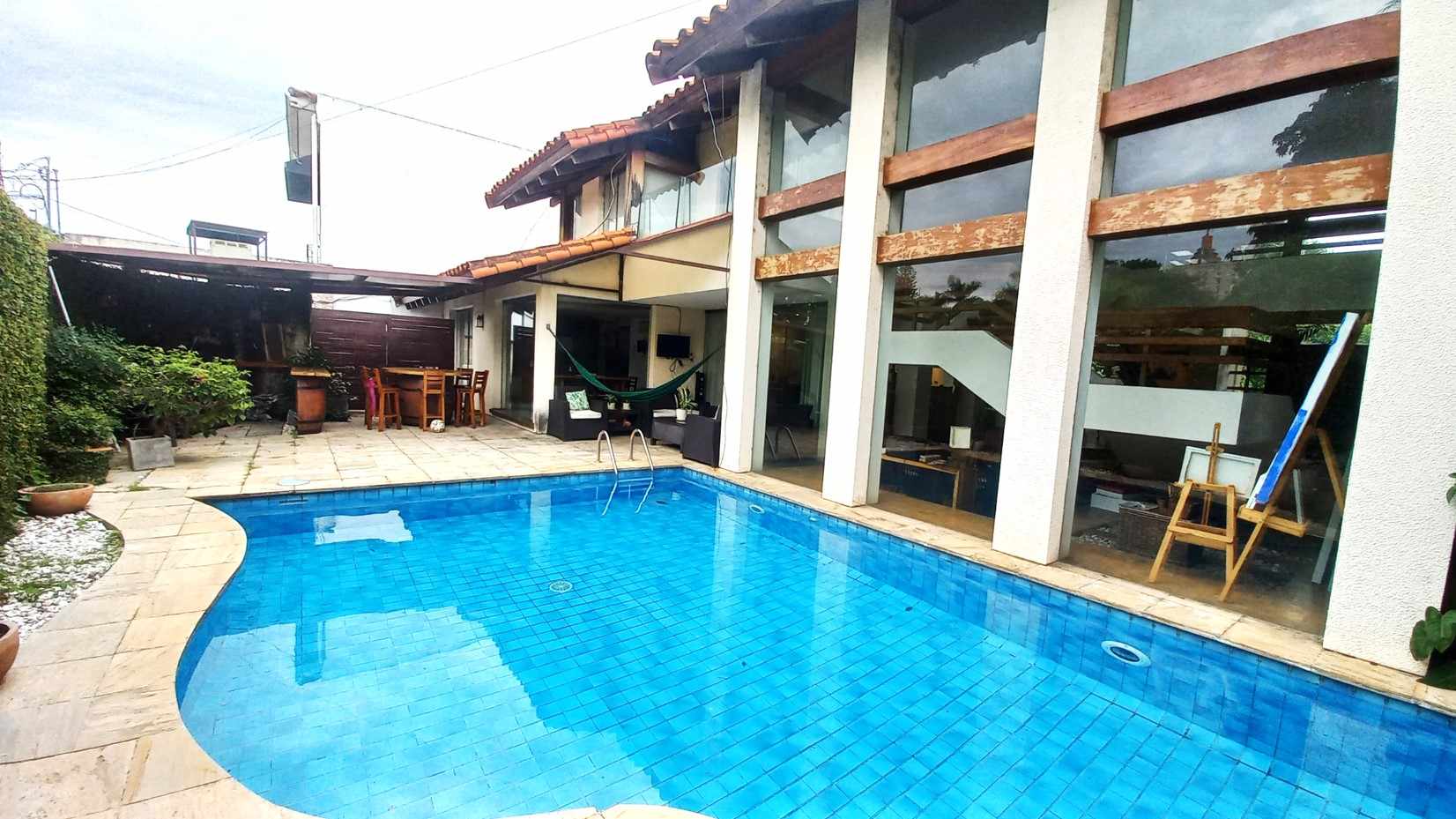 Casa en Entre 2do y 3er anillo Norte en Santa Cruz de la Sierra 5 dormitorios 4 baños 2 parqueos Foto 3