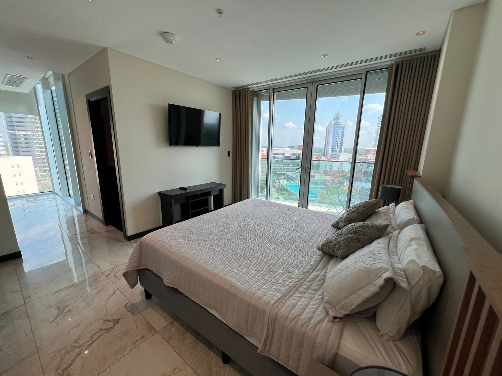 Departamento en Equipetrol en Santa Cruz de la Sierra 1 dormitorios 2 baños  Foto 6