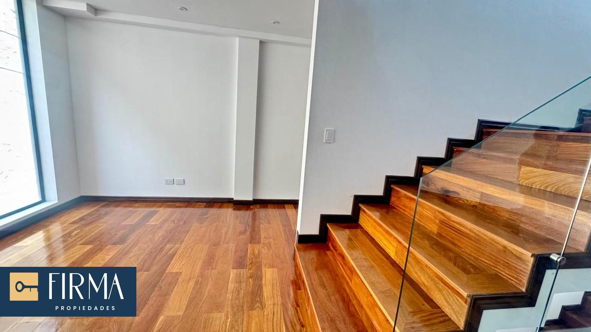 Casa en Achumani en La Paz 4 dormitorios 6 baños 2 parqueos Foto 2