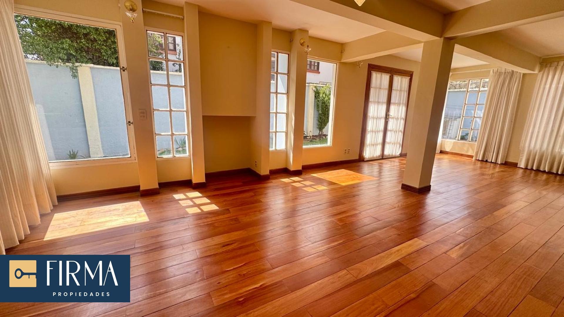 Casa en AlquilerCASA EN ALQUILER EN ACHUMANI - MESETA 4 dormitorios 4 baños 3 parqueos Foto 1