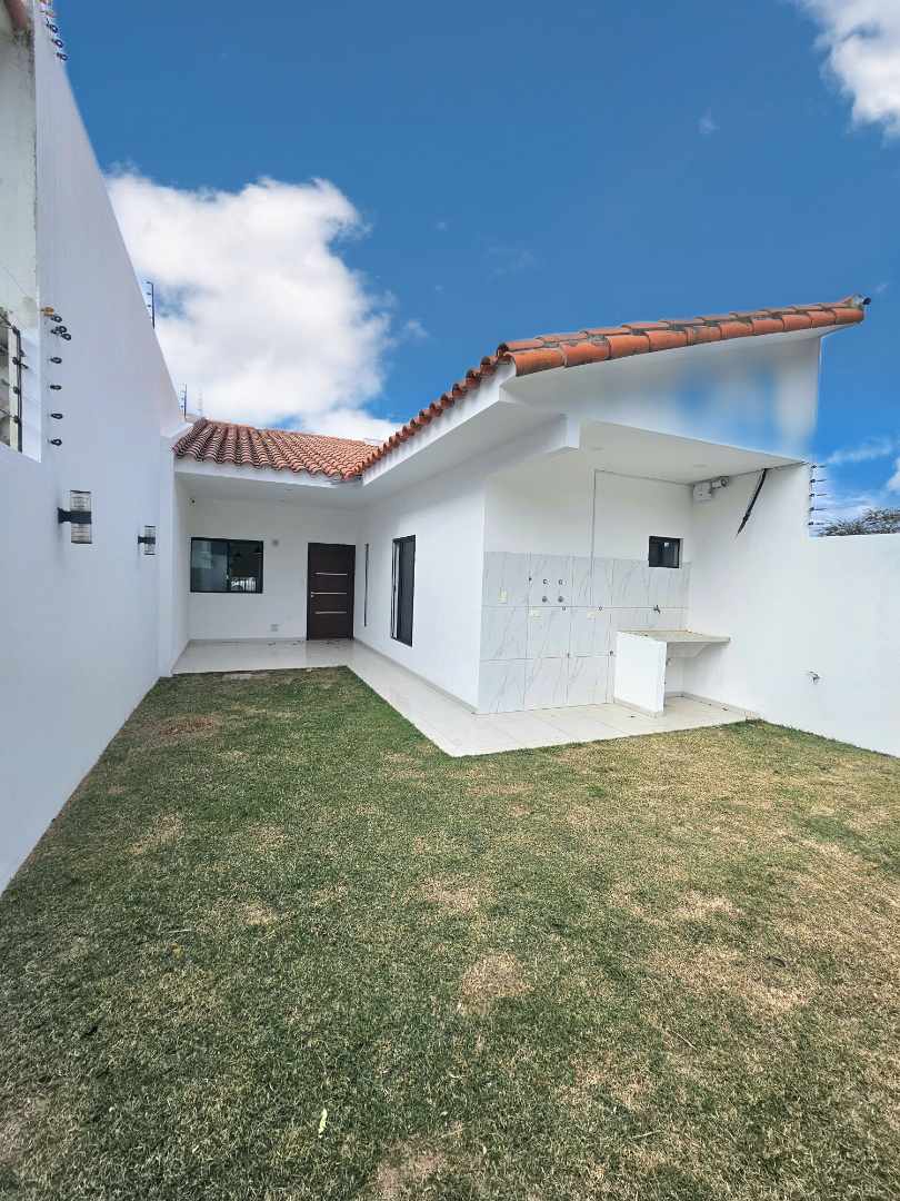Casa en VentaAv. Pirai y Radial 17.5 8vo anillo  3 dormitorios 2 baños 2 parqueos Foto 2