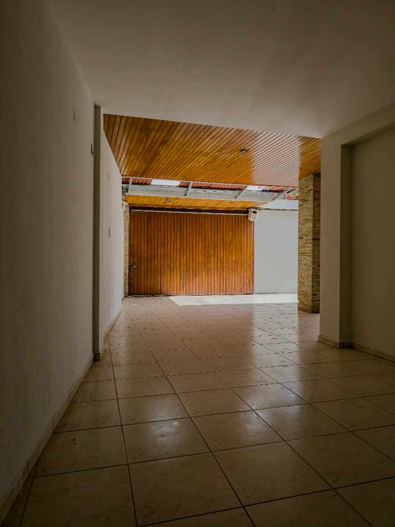 Casa en Entre 1er y 2do anillo Norte en Santa Cruz de la Sierra 4 dormitorios 4 baños 3 parqueos Foto 24