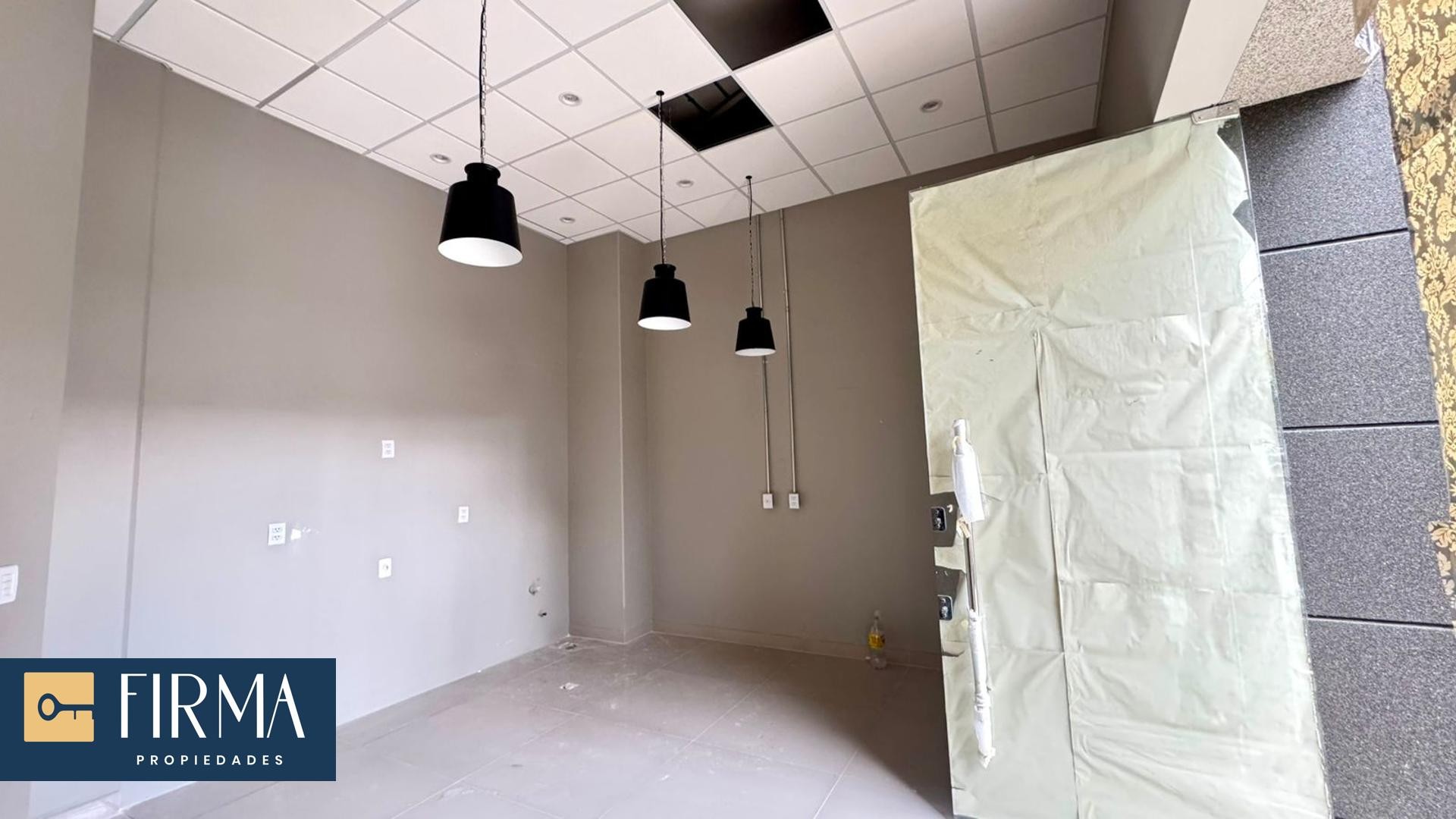 Local comercial en VentaLOCAL COMERCIAL A LA CALLE AV. MONTENEGRO  1 baños  Foto 2