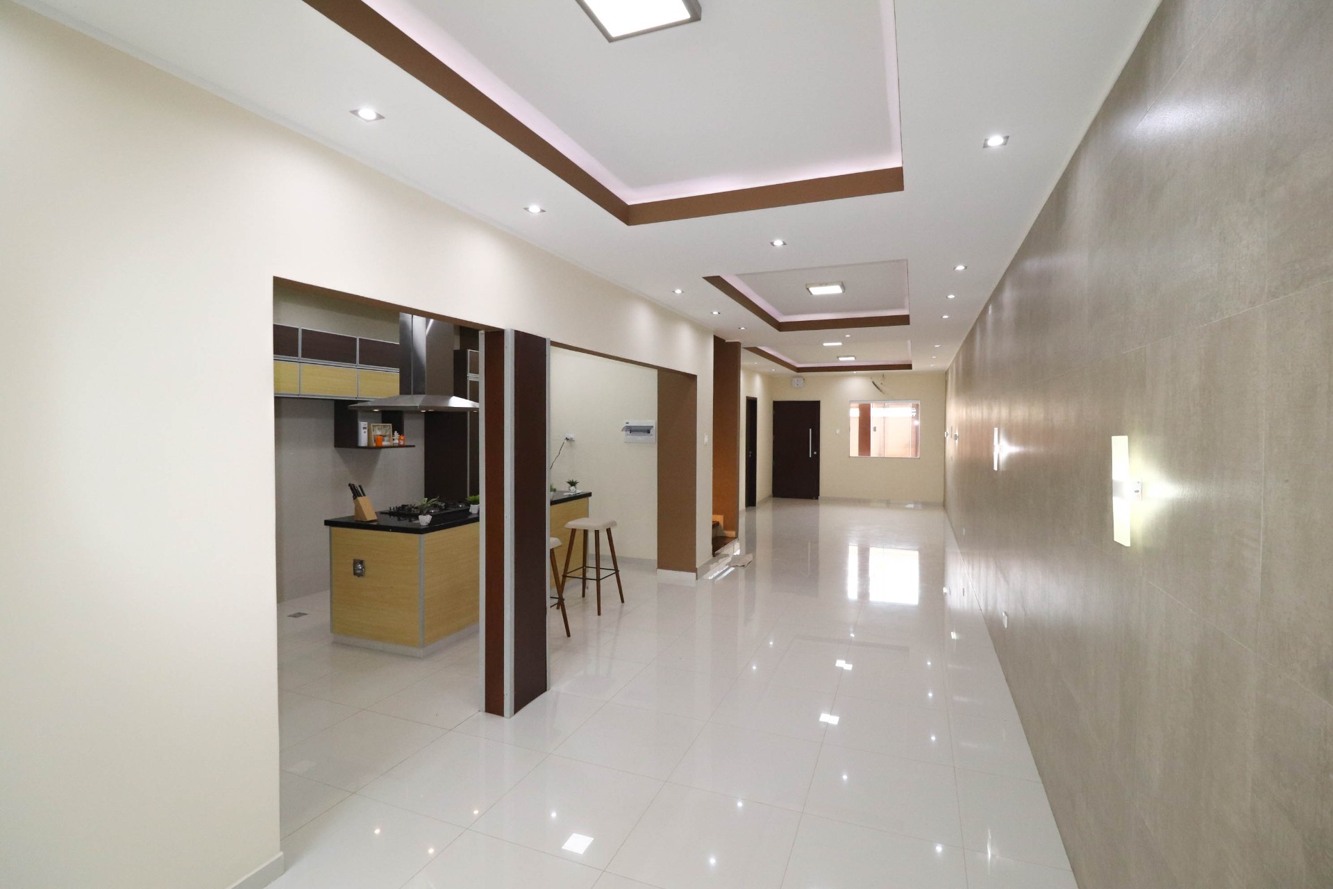 Casa en Entre 7mo y 8vo anillo Sur en Santa Cruz de la Sierra 4 dormitorios 3 baños 2 parqueos Foto 2