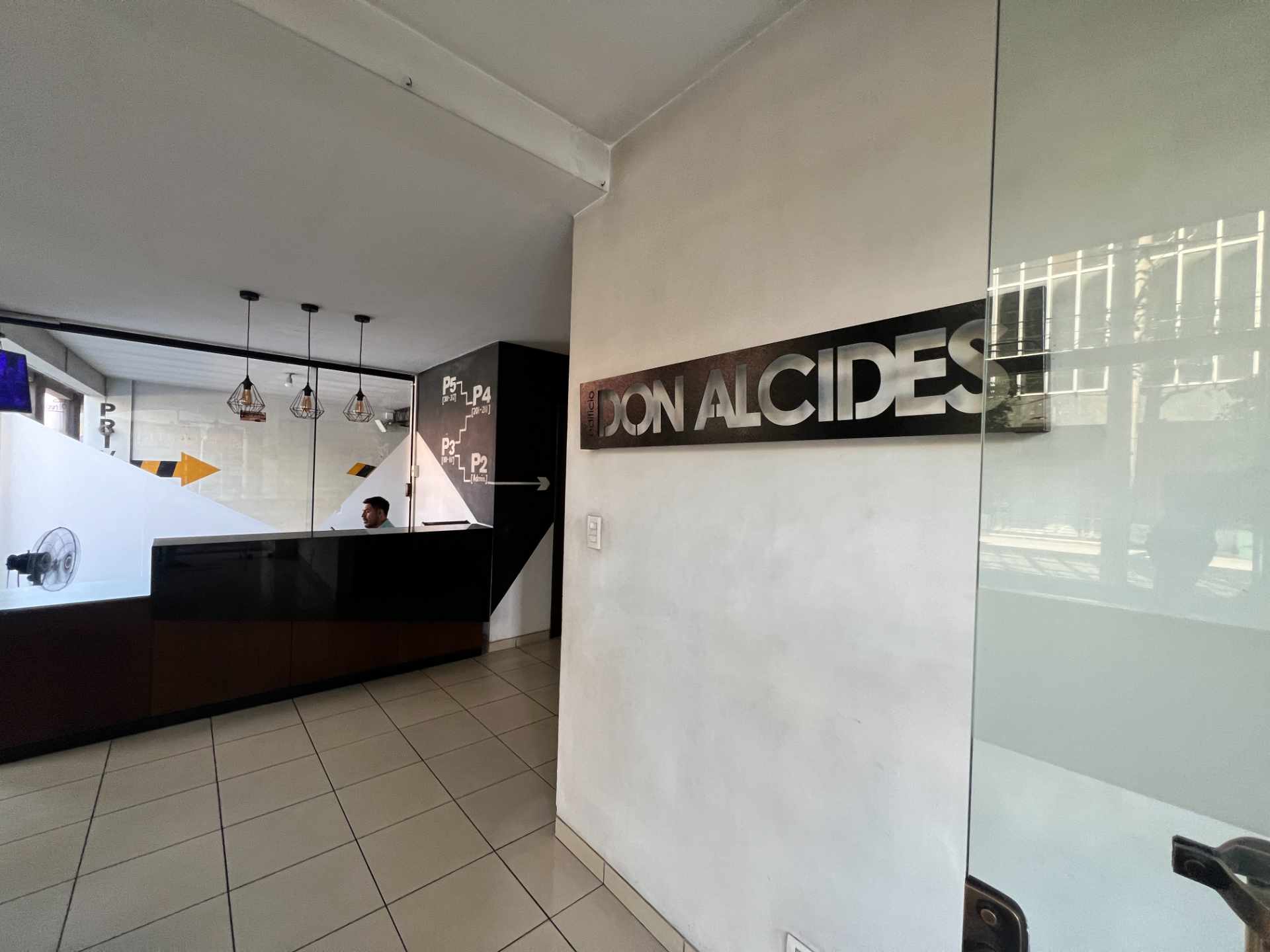 Parqueo CALLE RENE MORENO Y ESQUINA CALLE PARI Foto 4