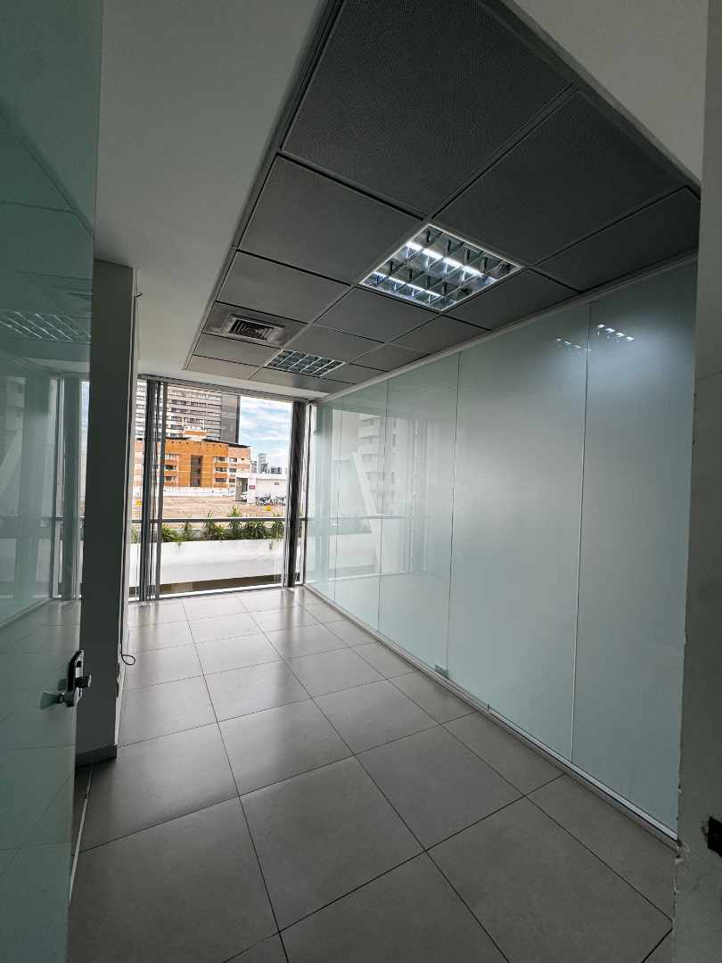 Oficina en AlquilerTORRE DUO 5 dormitorios 1 baños 2 parqueos Foto 5