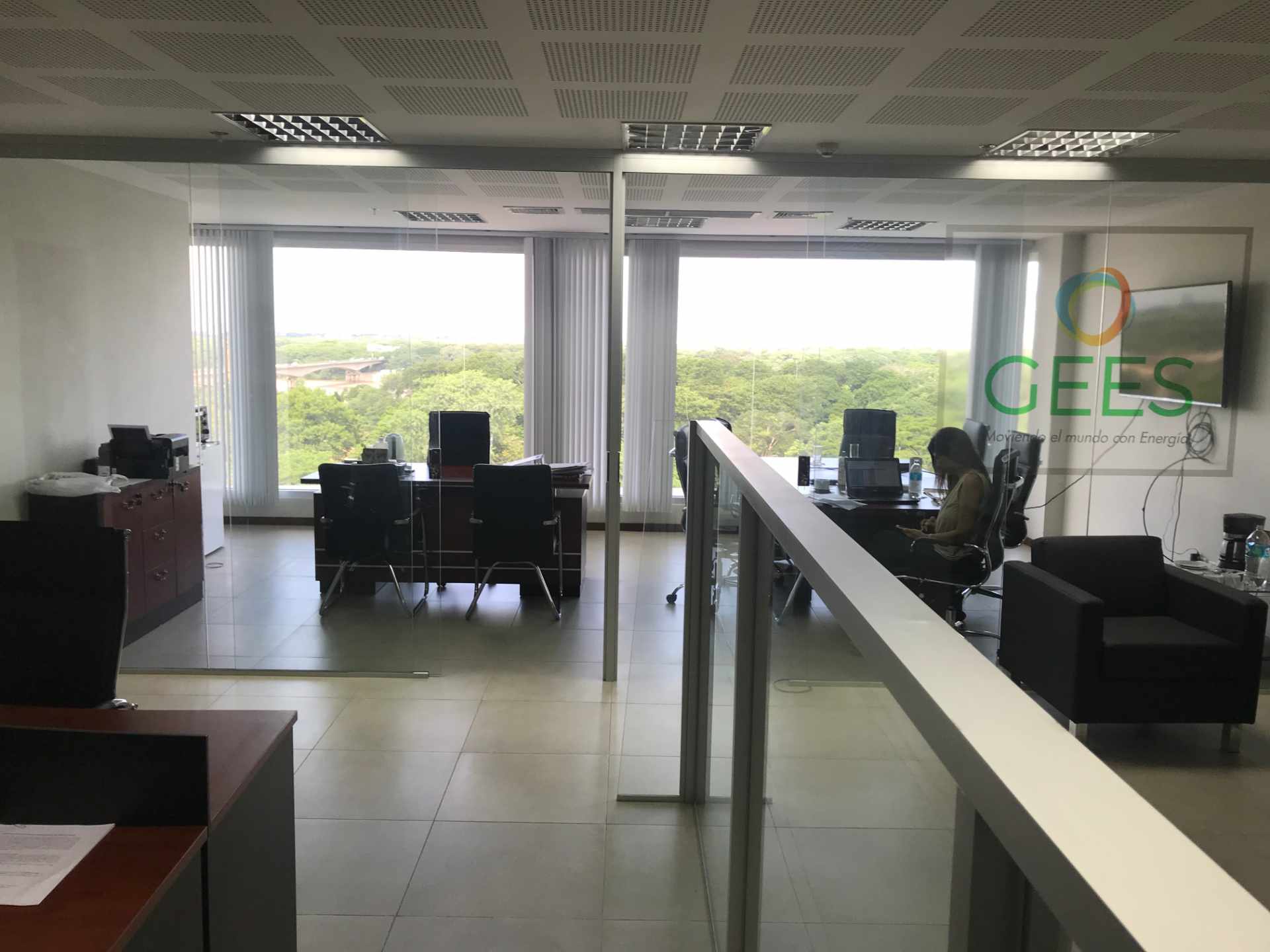 Oficina en AlquilerUrubó Business Center piso 5, en la entrada del Urubó, lado del hotel Radisson. 4 dormitorios 2 baños 2 parqueos Foto 15