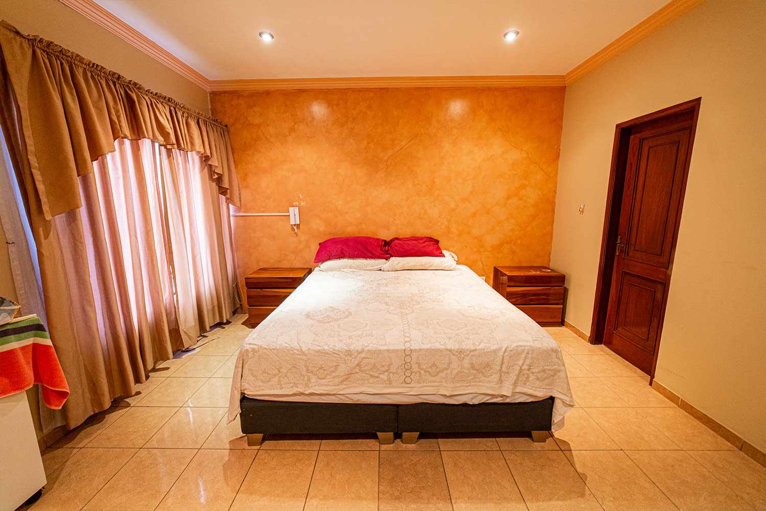 Casa en Entre 5to y 6to anillo Norte en Santa Cruz de la Sierra 4 dormitorios 3 baños 2 parqueos Foto 2