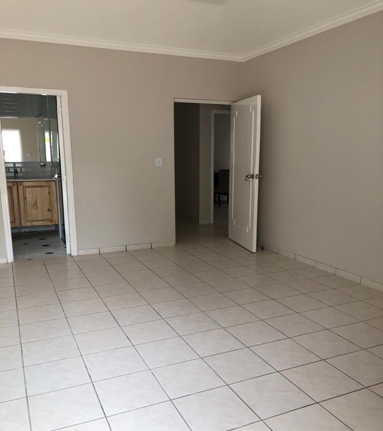 Casa en Entre 4to y 5to anillo Oeste en Santa Cruz de la Sierra 3 dormitorios 3 baños 2 parqueos Foto 9