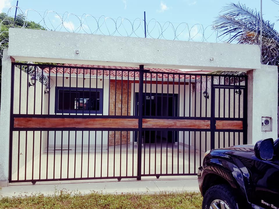 Casa HERMOSA CASA EN VENTA EN LA DOBLE VÍA LA GUARDIA KM 11/5 FRENTE A CRISOL URBANIZACION DOCE ROBLES LA URBANICACION CUENTA CON AREA DE EQUIPAMIENTO,COLEGIO Y TAMBIEN CUENTA CON UNA DOBLE VIA EN LA MISMA URBANICACION  Foto 1