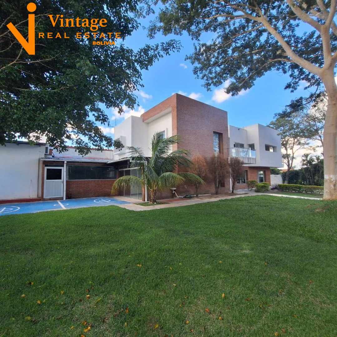 Casa en Urubó en Santa Cruz de la Sierra 6 dormitorios 5 baños 3 parqueos Foto 4