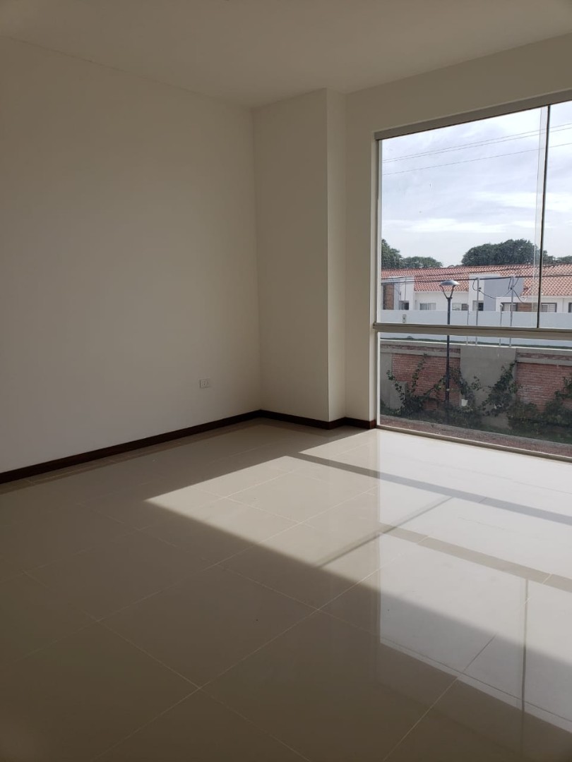 Casa en Entre 6to y 7mo anillo Oeste en Santa Cruz de la Sierra 3 dormitorios 3 baños 2 parqueos Foto 6