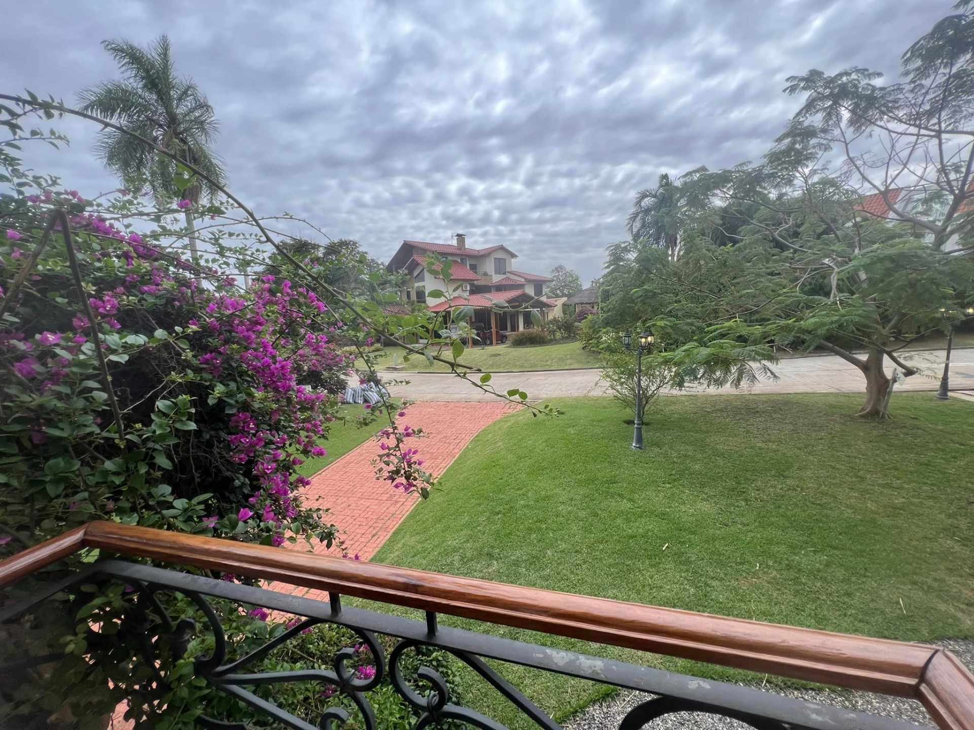 Casa en AlquilerCONDOMINIO JARDINES DEL URUBO  4 dormitorios 5 baños 3 parqueos Foto 2