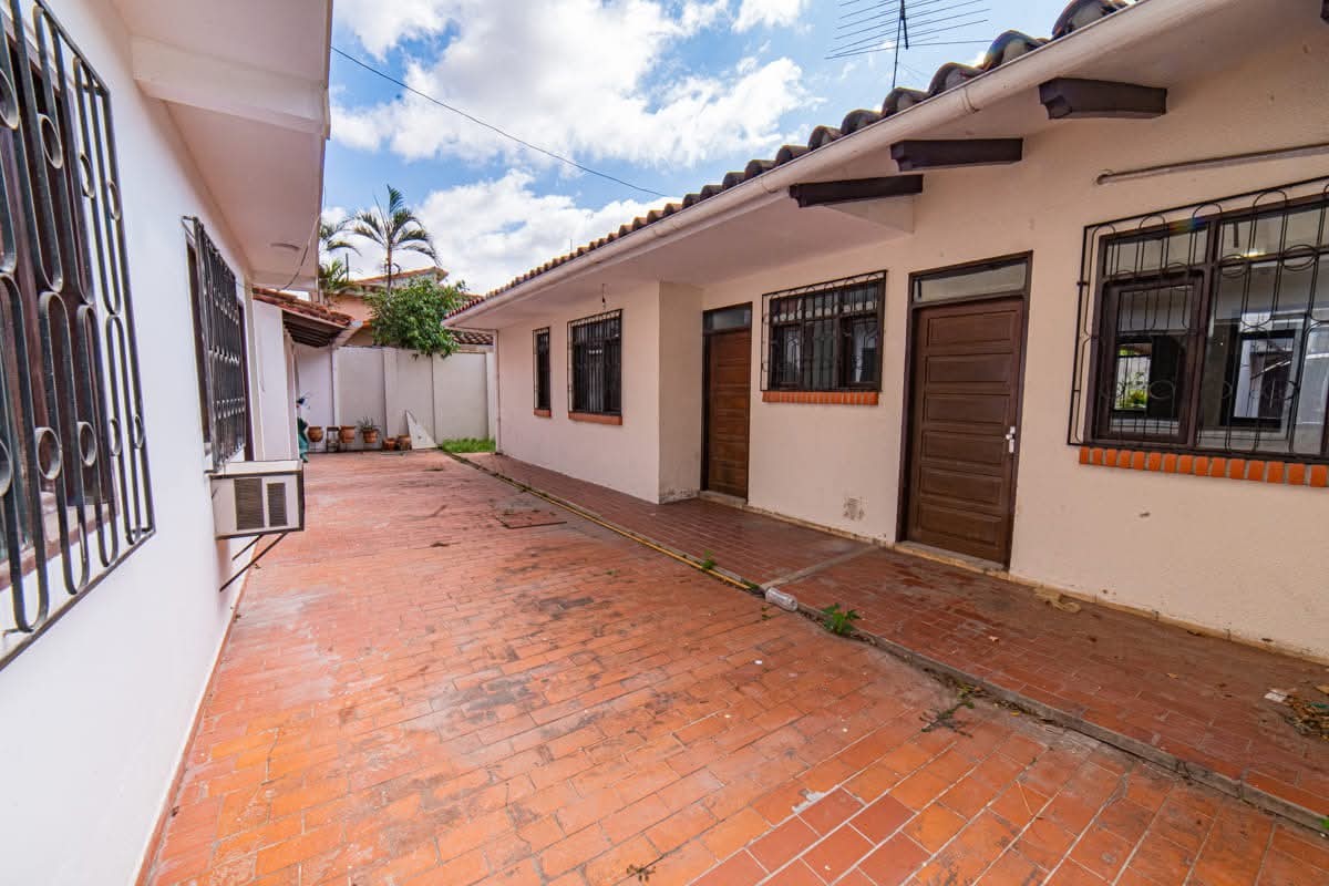 Casa en VentaZONA FERIA BARRIO LINDO Y 2DO ANILLO!! 6 HAB. Foto 4