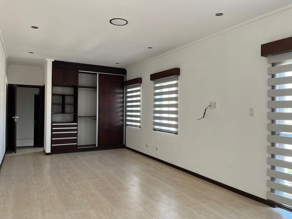 Casa en Entre 5to y 6to anillo Norte en Santa Cruz de la Sierra 4 dormitorios 4 baños 2 parqueos Foto 3