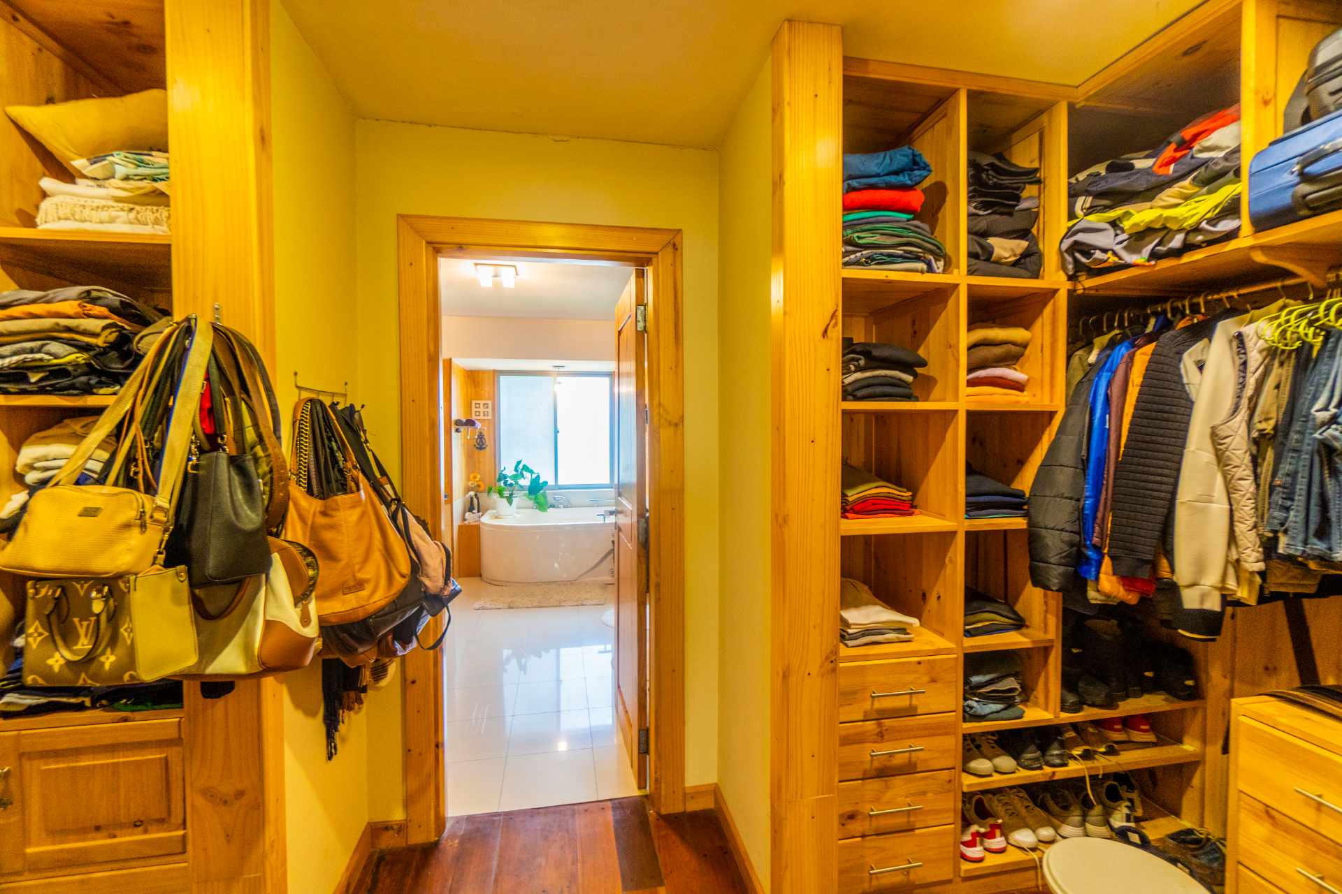 Casa en VentaFABULOSA PROPIEDAD E VENTA ZOBRE CALLE CARACOL ZONA TROJES Foto 11