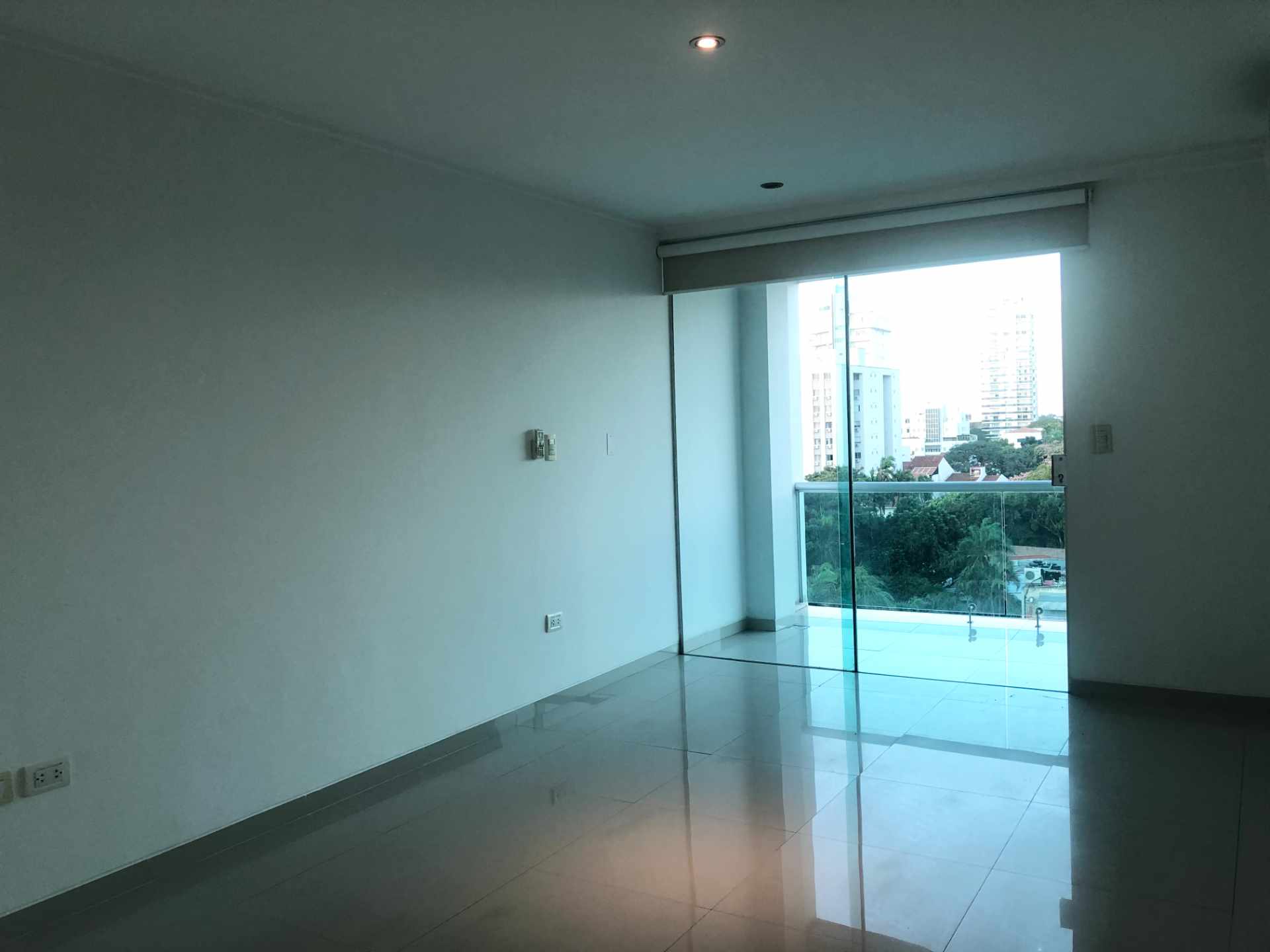 Departamento en VentaAv. Velarde (zona plaza blacut) 3 dormitorios 3 baños 1 parqueos Foto 7