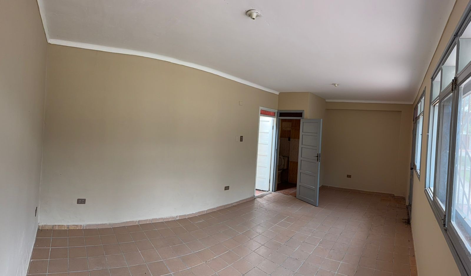 Casa en AlquilerAv. Beni, 3 er aniilo,  Universidad Domindo Sabio 10 dormitorios 6 baños 4 parqueos Foto 3