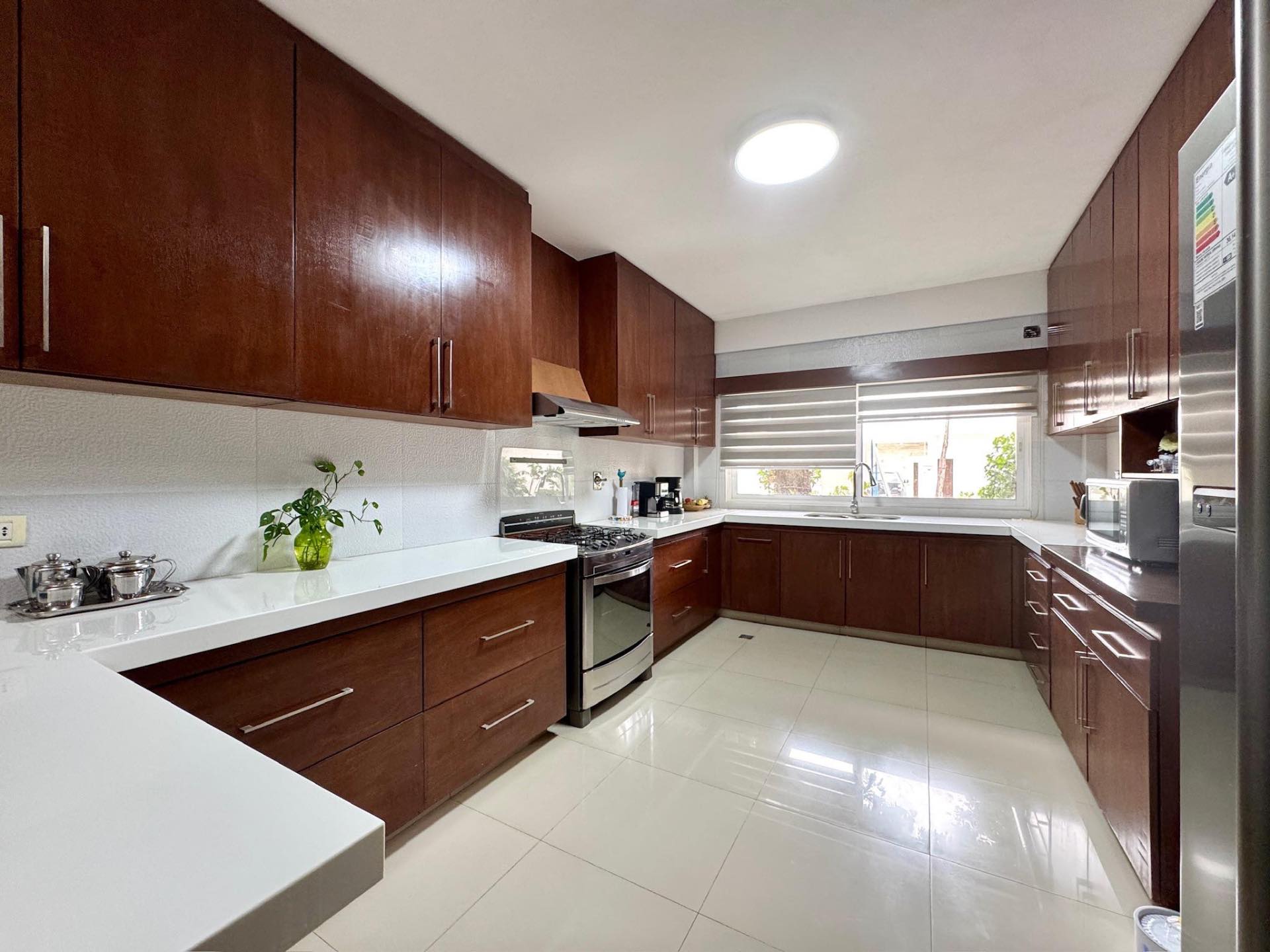 Casa en Entre 4to y 5to anillo Oeste en Santa Cruz de la Sierra 3 dormitorios 4 baños 3 parqueos Foto 3