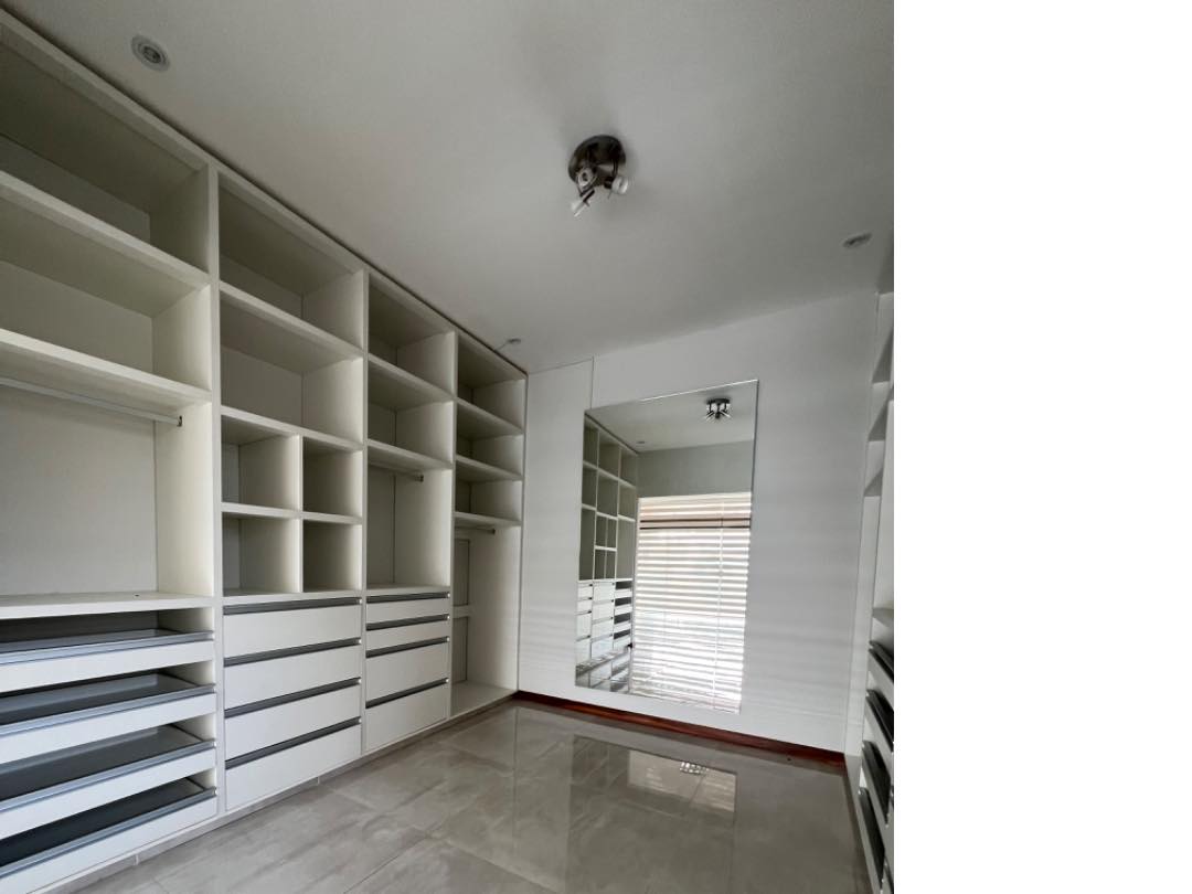 Casa en AlquilerCONDOMINIO EXCLUSIVO ZONA URUBO CERCA AL PUENTE 3 dormitorios 5 baños 4 parqueos Foto 4