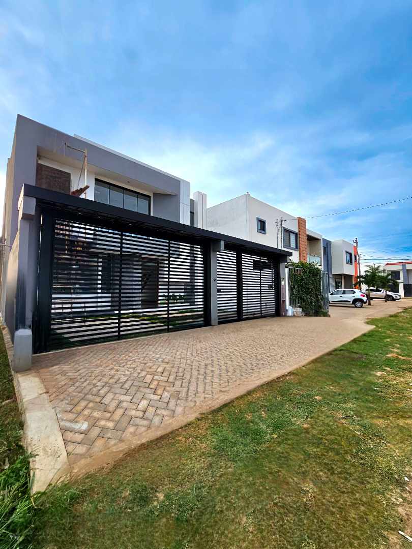 Casa en VentaZona Norte km 8½ (Mainter)
HERMOSA CASA INDEPENDIENTE  3 dormitorios 4 baños 2 parqueos Foto 2
