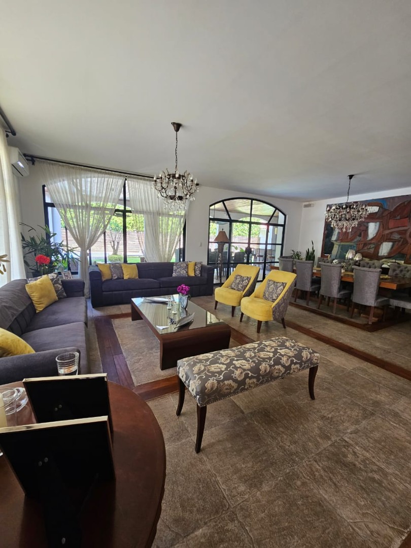 Casa en VentaCondominio La Floresta, Av. Pirai entre 4to y 5to anillo Foto 2