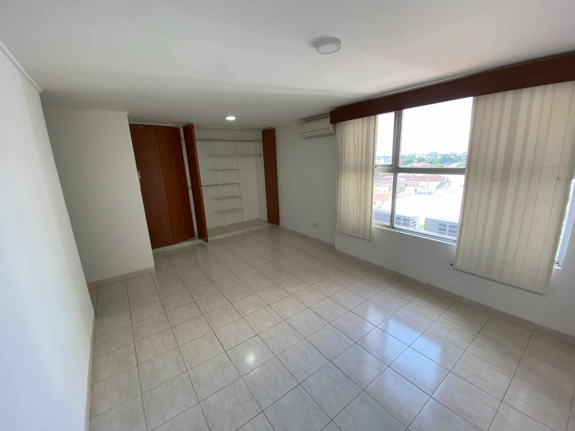 Departamento en AlquilerEdificio San Antonio piso 7. Sobre Av. Banzer casi 3er Anillo.    Foto 1