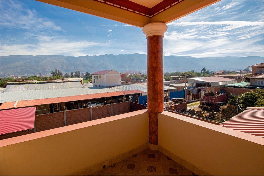 Casa en Sacaba en Cochabamba 6 dormitorios 4 baños 5 parqueos Foto 6