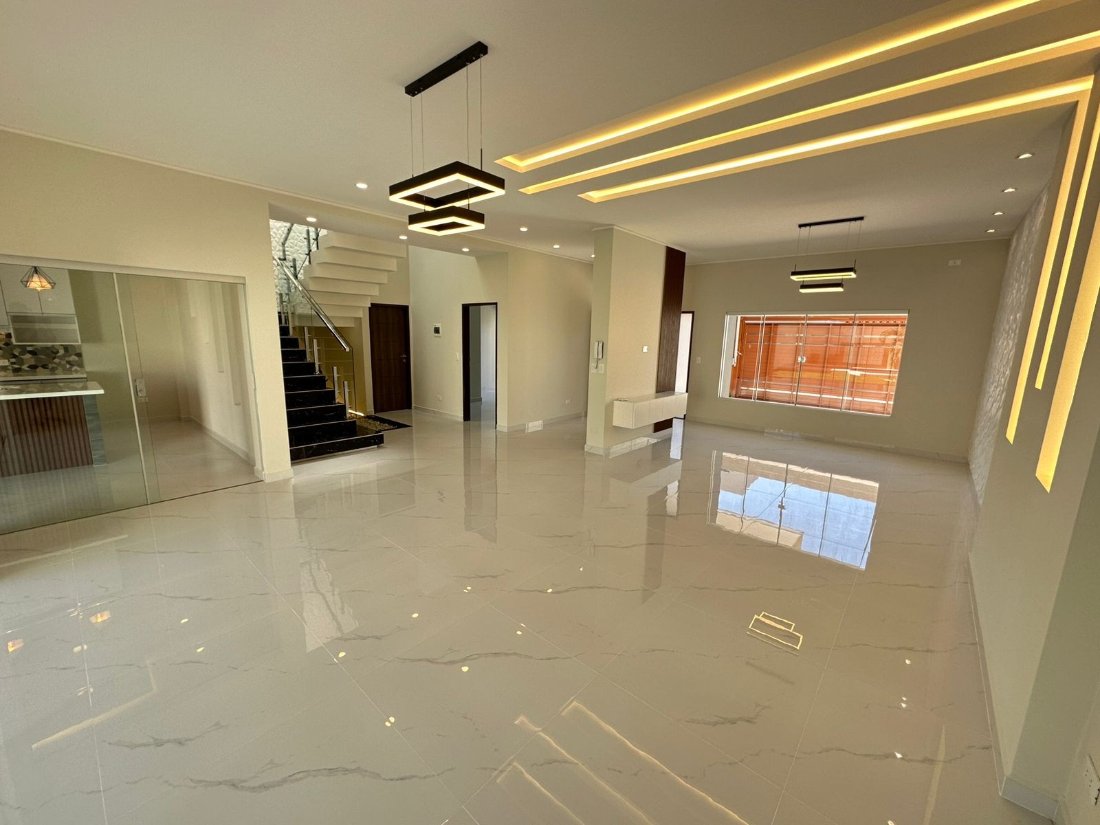 Casa en VentaSANTOS DUMONT ENTRE 3ER Y 4TO ANILLO 4 dormitorios 5 baños 2 parqueos Foto 2