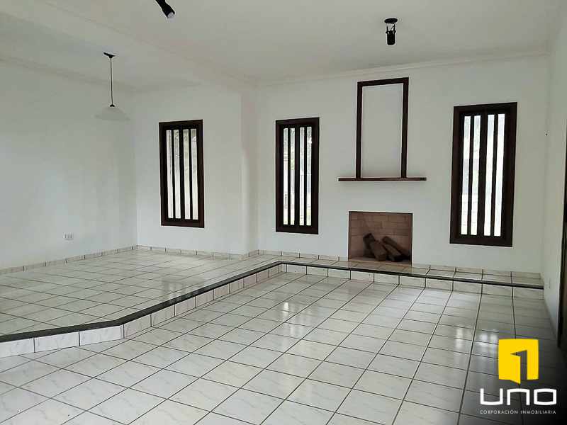 Casa en AlquilerCasa amplia en alquiler Zona EMI, Santos Dumont  3er anillo

 3 dormitorios 4 baños 3 parqueos Foto 11