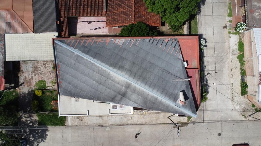 Local comercial en Entre 4to y 5to anillo Norte en Santa Cruz de la Sierra  4 baños  Foto 4