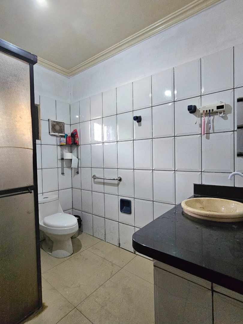 Casa en Entre 3er y 4to anillo Norte en Santa Cruz de la Sierra 4 dormitorios 3 baños  Foto 14