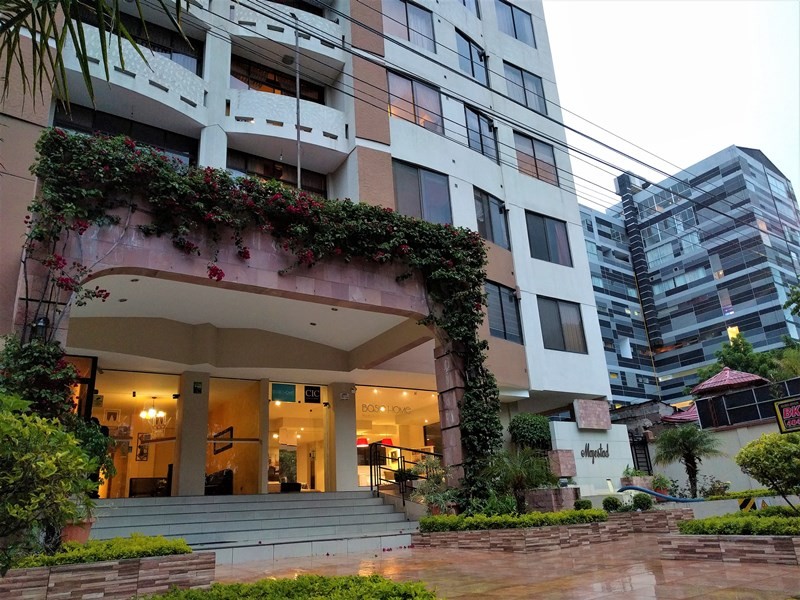 Departamento en Aranjuez en Cochabamba 3 dormitorios 4 baños 1 parqueos Foto 1